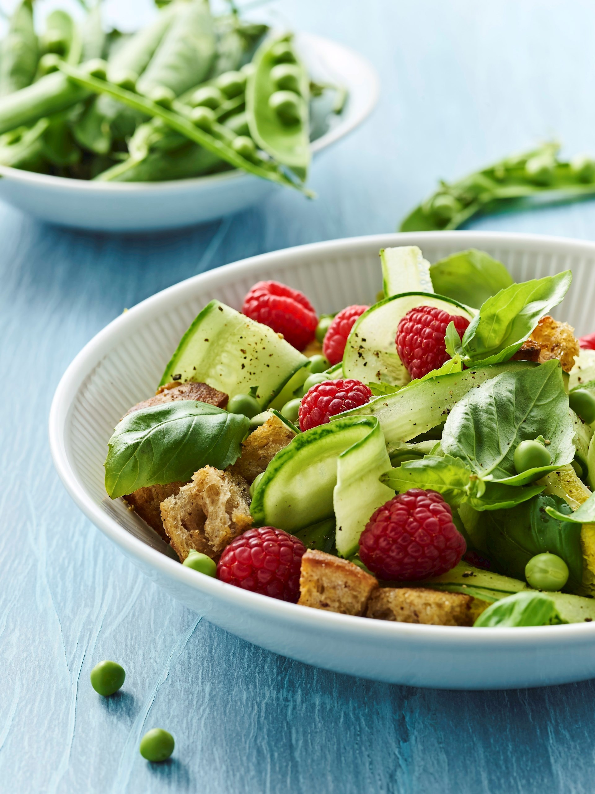 sommersalat med ærter, hindbær og croutoner