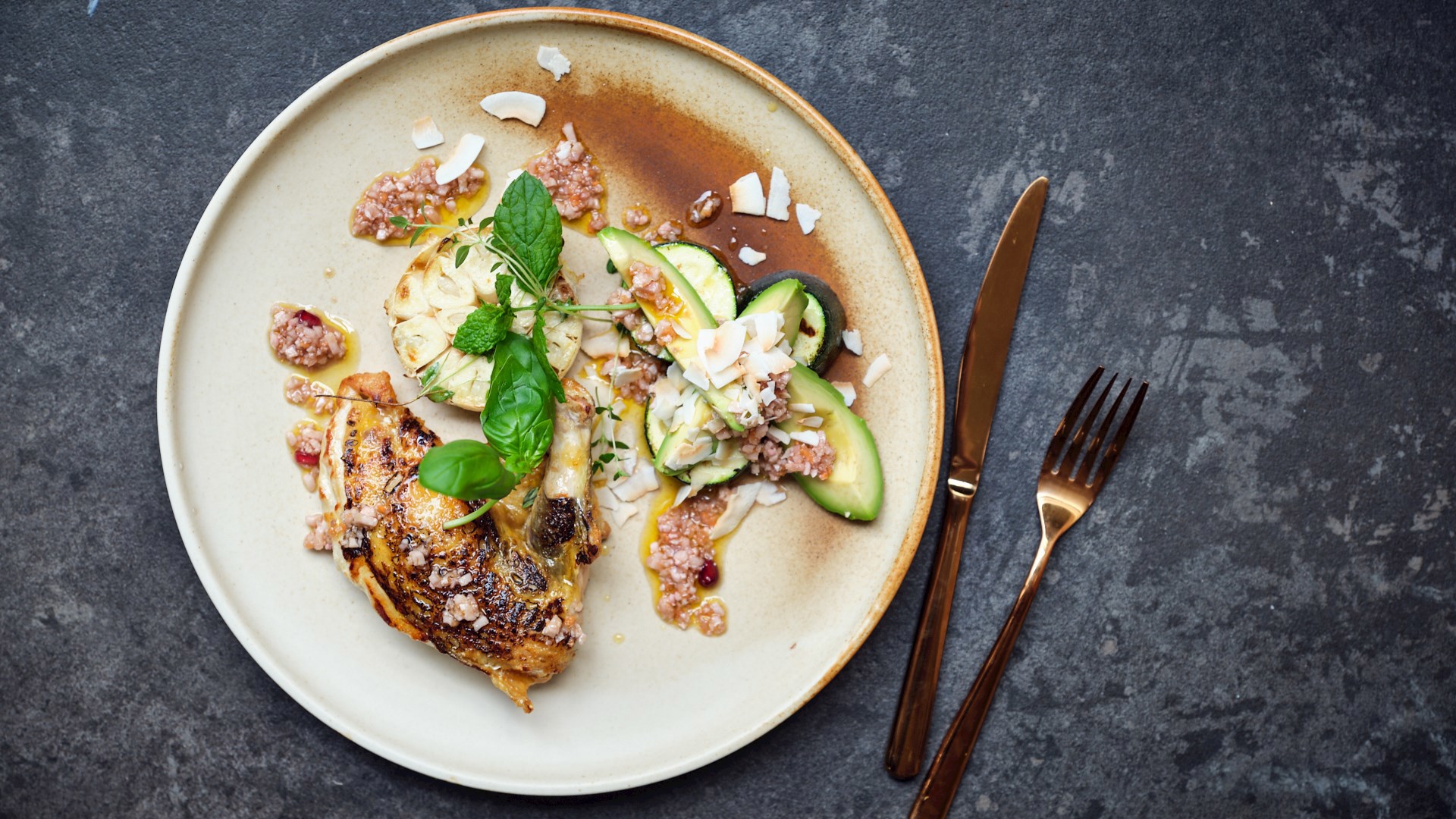 pandestegt perlehøne med squash og avokado